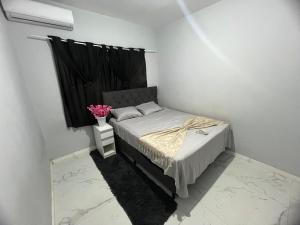 ビグアスにあるBigua House - Seu Lar em Biguaçuのベッドルーム1室(黒いカーテン付きのベッド1台付) +37枚の写真