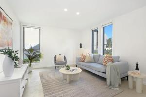 Χώρος καθιστικού στο Lakeside Golf Views Gledswood Hills & Camden & Campbelltown