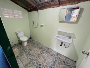 チャン島にあるRasta view Beachのトイレと洗面台のあるバスルーム +60枚の写真