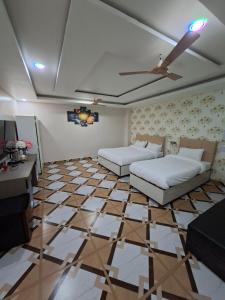 DhangadhiHotel Dev Inn的一间客厅,配有两张床,铺有瓷砖地板。