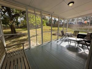 a screened porch with a table and chairs at Tranquil Hideaway For 4 Close To Annapolis in Annapolis