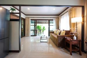 Khu vực ghế ngồi tại Bang Po Hut