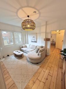 ein Wohnzimmer mit einer Couch und einem Kronleuchter in der Unterkunft Bondi Palms in Sydney