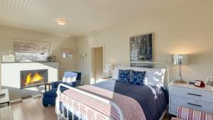 Postel nebo postele na pokoji v ubytování Beachside Retreat w Hot Tub Balcony Dining Blue-Ceiling Charm Sea Curred by AvantStay