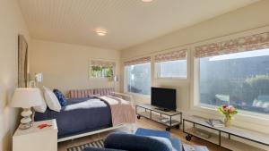 TV a/nebo společenská místnost v ubytování Beachside Retreat w Hot Tub Balcony Dining Blue-Ceiling Charm Sea Curred by AvantStay