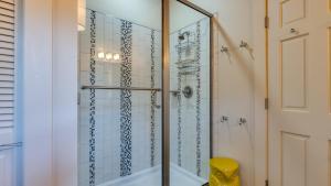 Koupelna v ubytování Beachside Retreat w Hot Tub Balcony Dining Blue-Ceiling Charm Sea Curred by AvantStay + 26 fotografií