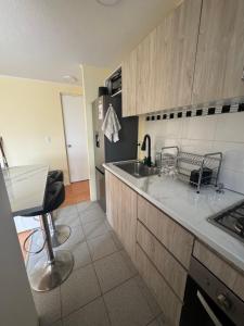 uma cozinha com pia e bancada em Condominio Viña Oriente 2 em Viña del Mar