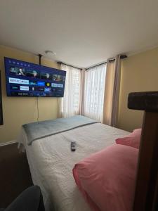 um quarto com uma cama e uma TV de tela plana em Condominio Viña Oriente 2 em Viña del Mar mais 5 fotografias