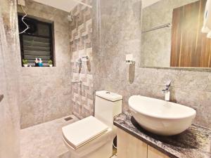 Koupelna v ubytování Assagao Valley View 1BHK Retreat with Pool, Free Wi-Fi & Parking