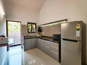 Kuchyň nebo kuchyňský kout v ubytování Assagao Valley View 1BHK Retreat with Pool, Free Wi-Fi & Parking