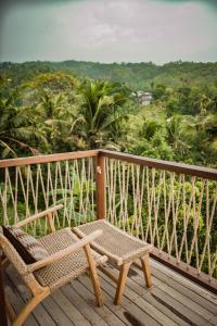een rotan stoel op een houten terras met uitzicht bij Grand Abinawahill in Lovina