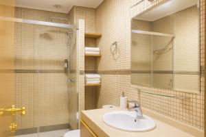 un baño con lavabo y ducha en PUERTA DEL SOL - Vigo Centro, en Vigo 17 fotos más