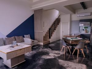 三星郷にある三星好境 Awake 二館丨宜蘭包棟丨寵物友善のソファとテーブルのあるリビングルーム