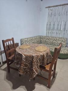einen Tisch mit zwei Stühlen und einem Sofa in der Unterkunft Casa en Pueblo Esther in Pueblo Esther