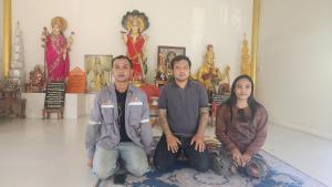 a group of three people sitting on the floor in a room at BaanlungchuHomestay&Cafe in Amphoe Mae Taeng