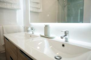 Koupelna v ubytování Cais Cacilhas Sunset - Full AC & Lisbon Panoramic Balcony + 38 fotografií