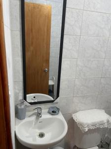 Un baño de Cabañas Aurora 5 fotos más