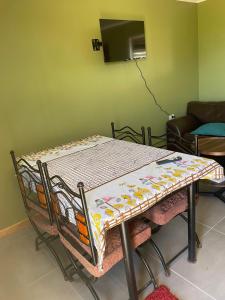 Una televisión o centro de entretenimiento en Cabañas Aurora