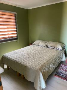 Una cama o camas en una habitación de Cabañas Aurora