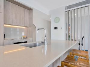 una cocina con fregadero y encimera en CODA 410, en Coffs Harbour