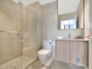 une salle de bains avec toilettes et douche en verre dans l'établissement CODA 410, à Coffs Harbour 20 autres photos