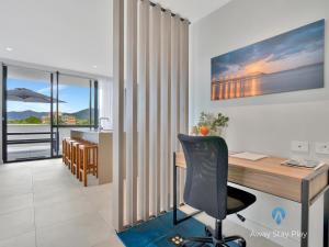 una oficina con escritorio y silla en una habitación en CODA 410, en Coffs Harbour