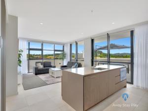 cocina abierta y sala de estar con vistas a la ciudad en CODA 410, en Coffs Harbour