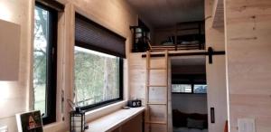 een tiny house met een hoogslaper en een raam bij Stylish Tiny House for Glamping in South Carolina in Rock Hill