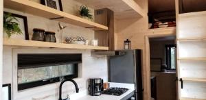 een keuken in een tiny house met een koelkast bij Stylish Tiny House for Glamping in South Carolina in Rock Hill
