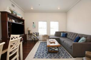 a living room with a couch and a table at Downtown Pismo Beach modern updated single-level in Pismo Beach