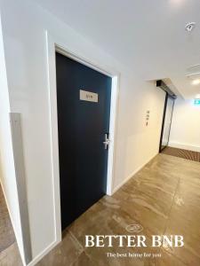 een hal met een blauwe deur in een gebouw bij Free Parking AC Cooling and CBD View in Wellington