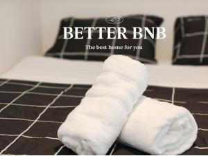 een opgerolde handdoek op de vloer van de badkamer met de woorden 'beter btd' bij Free Parking AC Cooling and CBD View in Wellington