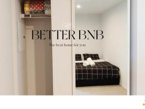 een spiegel in een slaapkamer met een bed in een kamer bij Free Parking AC Cooling and CBD View in Wellington