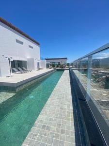 ein Pool neben einem Gebäude in der Unterkunft Priority Praia Grande in Praia Grande