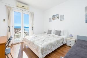 Voodi või voodid majutusasutuse Apartments with parking space Zivogosce - Blato, Makarska - 22253 toas