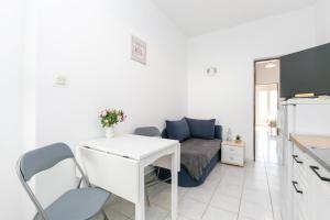 Televiisor ja/või meelelahutuskeskus majutusasutuses Apartments with parking space Zivogosce - Blato, Makarska - 22253