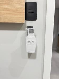 ein Türriegel mit einem Katzenkopf darauf in der Unterkunft Priority Praia Grande in Praia Grande + 40 Fotos