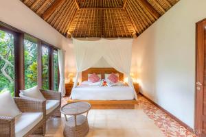 Ένα ή περισσότερα κρεβάτια σε δωμάτιο στο Gopala Villa Ubud +18 φωτογραφίες