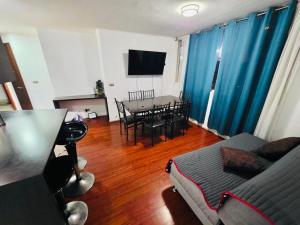 a living room with a couch and a dining room table at Centro Viña del Mar - 2 a 4 personas in Viña del Mar