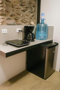 Kuchyň nebo kuchyňský kout v ubytování Villa Salvador - New Private Suite & Kitchen walk to Playa Chiquita