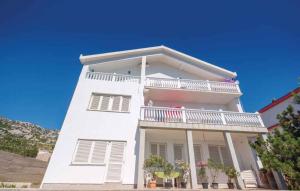 un edificio bianco con balcone sopra di Apartments Karlobag - Velebit Riviera 34630 a Karlobag (Carlopago) Altre 6 foto
