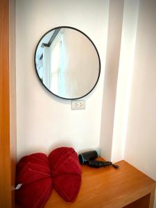 Ein Spiegel an der Wand über einem Tisch mit einem Haartrockner in der Unterkunft AMORA Lanta in Ko Lanta Yai + 65 Fotos