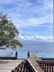 SampalanにあるLittle White Pavilionの海の景色を望む