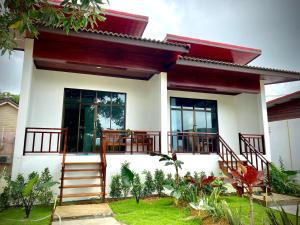 ein Haus mit rotem Dach in der Unterkunft AMORA Lanta in Ko Lanta Yai