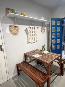 a table and a bench in a room at Chalé Praia Doce in Belém