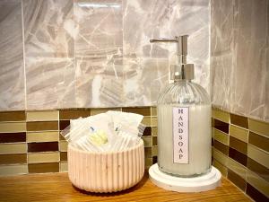 einem Seifenspender und einer Flasche auf dem Tresen in der Unterkunft AMORA Lanta in Ko Lanta Yai