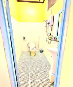 een badkamer met toilet en wastafel bij west water hostel in Vang Vieng