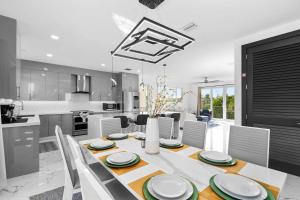 Kuchyň nebo kuchyňský kout v ubytování Isla Sol Waterfront Oasis w Pool Dock Kayaks