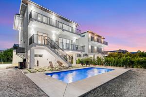 Bazén v ubytování Isla Sol Waterfront Oasis w Pool Dock Kayaks nebo v jeho okolí