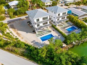 Bazén v ubytování Isla Sol Waterfront Oasis w Pool Dock Kayaks nebo v jeho okolí